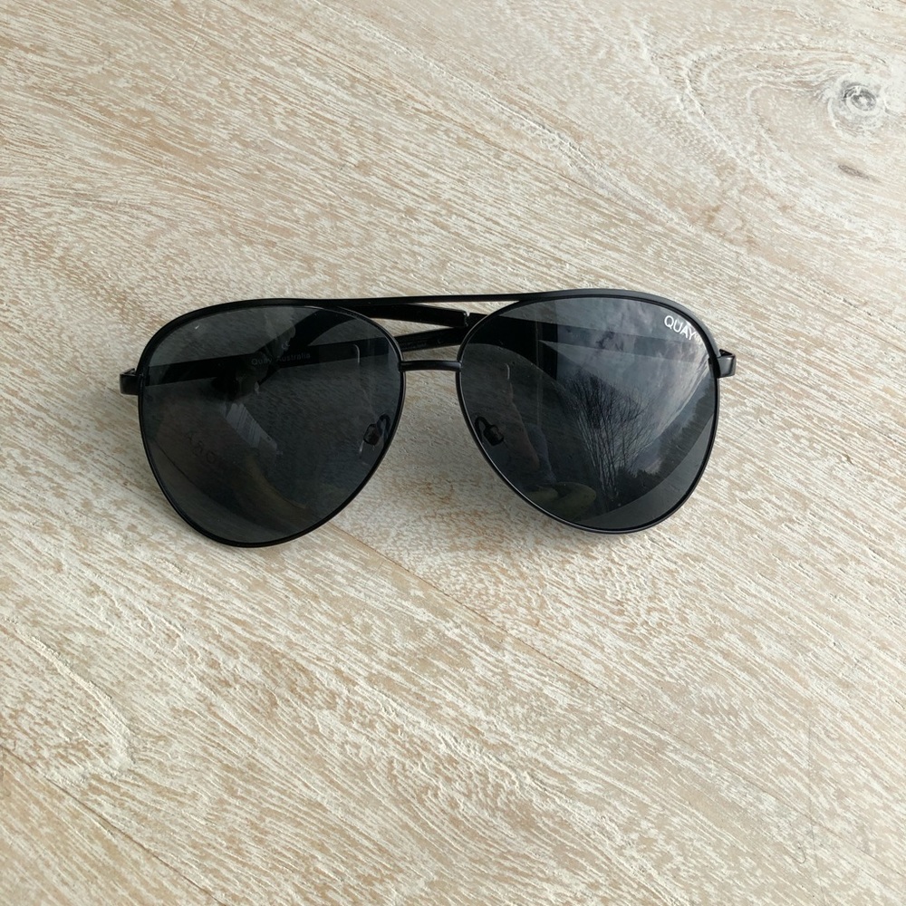 QUAY VIVIENNE all black frames